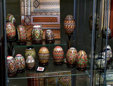 Geleneksel Rus boyanmış yumurtaları dükkanda