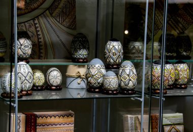 Geleneksel seramik çömlek. Merkezdeki mağazanın içi..