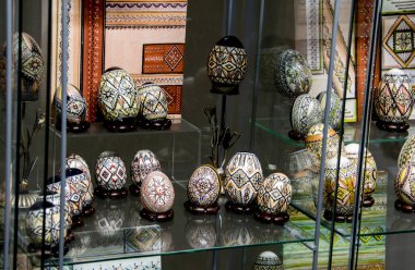 Farklı boyutlarda ve şekillerde cam kavanozlar.