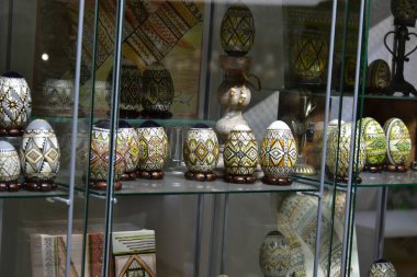 Çeşitli baharatlı cam kavanozlar.