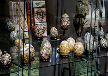 Dekoratif desenli cam vazo.