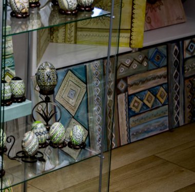 Cam bir vazo şeklinde dekoratif bir mozaik. Evin içinde bir desen var..