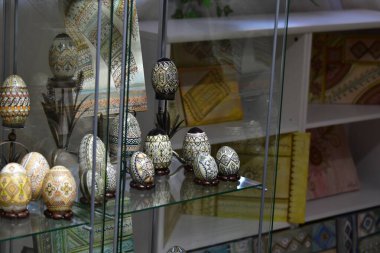 Çeşitli şekil ve renklerden dekoratif cam mozaiği.