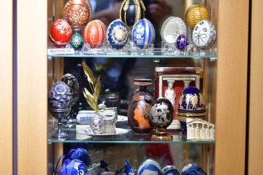 Markette tezgahın üzerinde çeşitli baharat ve baharatlar bulunan cam kavanozlar.