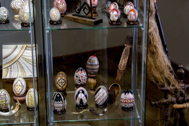 Mağazada geleneksel Ukrayna yapımı el yapımı hediyelik eşya..