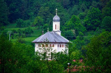 Dağlardaki şekil değiştirme manastırı kilisesi.