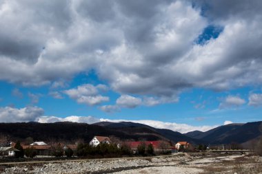 Arka planda güzel dağ manzarası