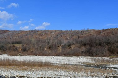 Dağlarda nehri olan güzel bir manzara.