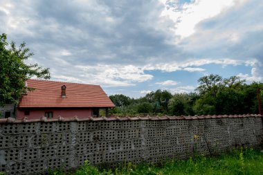Çatısı ve çiti olan güzel bir ev fotoğrafı.
