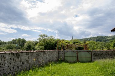 Köyde bina terk edilmiş