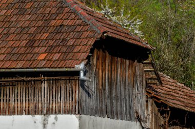 Köyde ahşap bir ev.