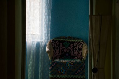 Mavi perdeleri ve perdesi olan eski ahşap bir pencere.