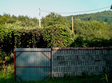 Köyde metal zincirli ve çitleri olan büyük bir çit.