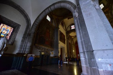 Barselona şehrinin merkezindeki St. Peter ve Paul Katedrali 'nin içinde.