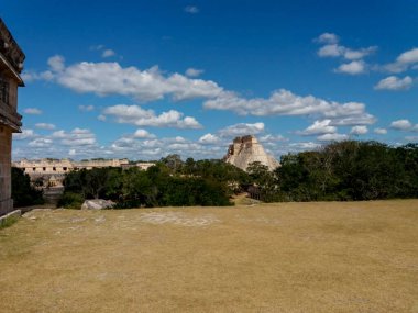 Mavi gökyüzü ve mavi gökyüzü ile antik Maya şehri manzarası Chichen itza, Meksika.