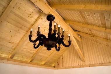 Tavan lambası odanın içinde.