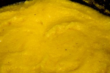 Tavada yemek pişirmek. Çorba hazırlığı..