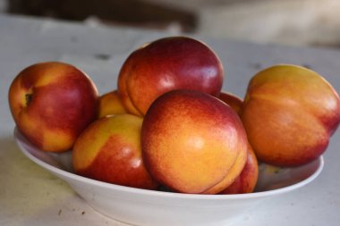 Organik şeftali manzarasını kapat