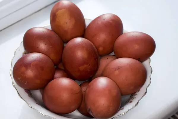 Sepette taze kırmızı yumurta, Paskalya yemeği.