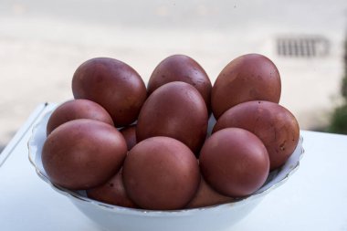 Mutfaktaki ahşap masada tavuk yumurtası.