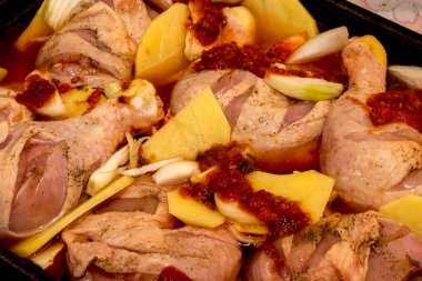 Kızarmış tavuk budu, patates ve sebzeli kızartma tavasında.