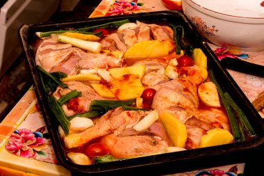 Patates ve sebzeli tavuk.