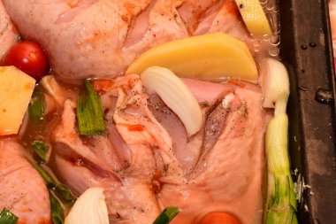 Fırında pişirmek için tavuk ve sebze.