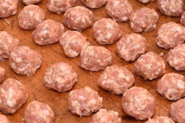 Masada baharatlı köfteler.