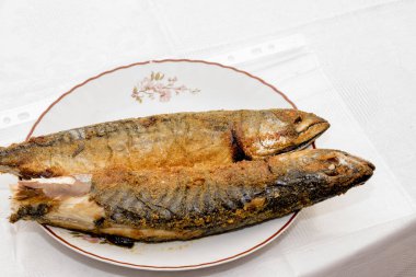 Izgara uskumru plaka üzerinde balık