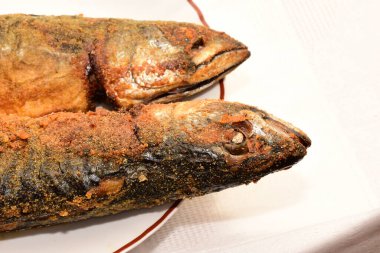 Tuzlu ve biberli kızarmış balık.