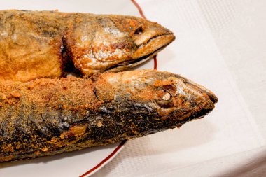 Tavada kızarmış balık.