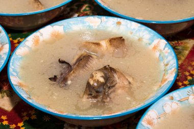 Hindistan cevizi sütlü Tayland balığı.