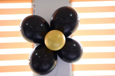 bir yay ile balonları