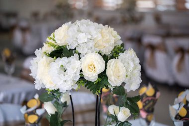 Çiçekli beyaz düğün buketi