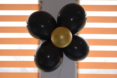 Beyaz arka planda siyah balonlar. Bayram şenliği. Doğum günün kutlu olsun. tatil.