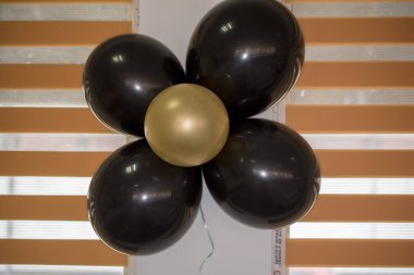 Siyah ve beyaz balonlar arka planda