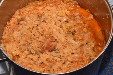 Yazın ateşle birlikte kazanda pilav pişirmek.