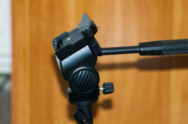 Ahşap bir masada fotoğraf makinesi.