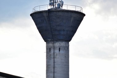 bacası olan eski bir sanayi fabrikası.