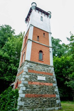 Karpat köyünün dağlarındaki tarihi şato..