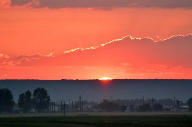 Buğday ve bulut tarlalarının üzerinde güzel bir gün doğumu