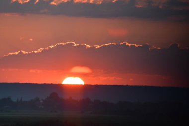 Güneşin üzerinde gün batımı