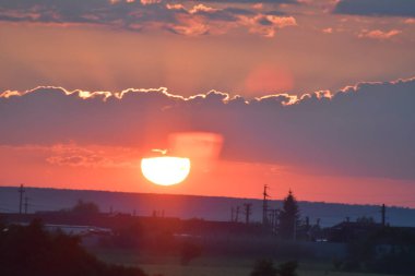 Gölün üzerinde güzel bir gün batımı