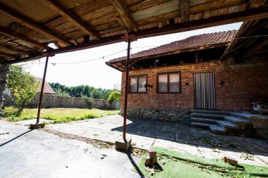Terk edilmiş bir şehirde eski bir ev