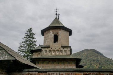 Sonbaharda dağlardaki kilisenin güzel bir görüntüsü.