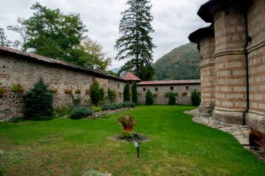 Kutsal üçlünün manastırı, Kafkasların dağlarındaki kutsal üçleme