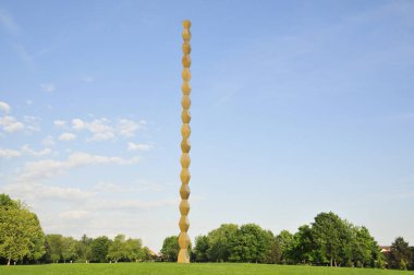 Parkta büyük yuvarlak bir şekil.