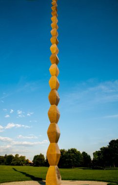 Sahadaki sarı ve beyaz bir topun dikey görüntüsü.