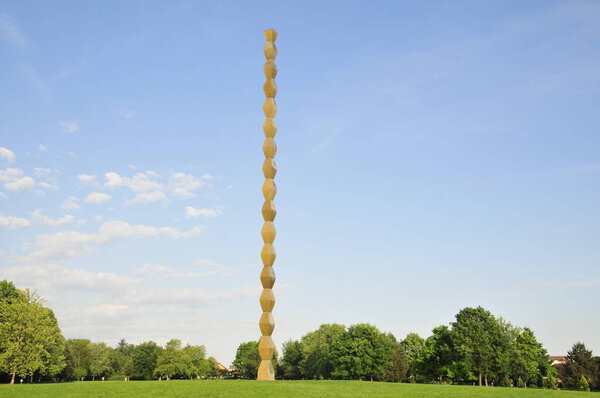 Большая круглая форма в парке