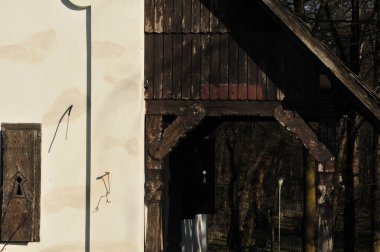 Sonbaharda ormandaki köyün evi.